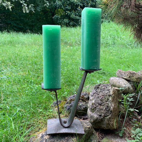 Kerzenständer aus Bronzeguss mit 2 grünen Kerzen 